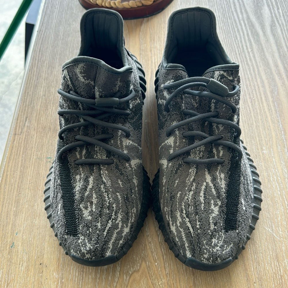 Men’s Yeezys black gray size 11.5